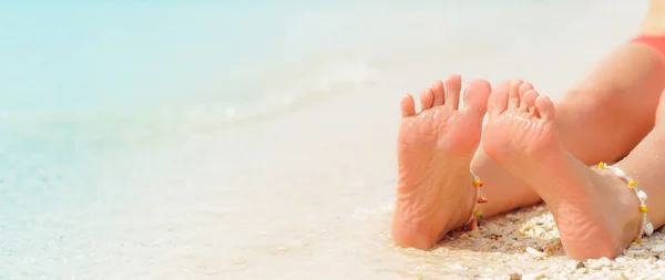 해변에서 여자의 다리입니다 — 스톡 사진