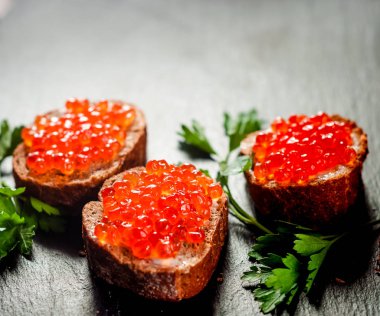 Arduvaz arka plan üzerinde kırmızı havyar. Seçici odak