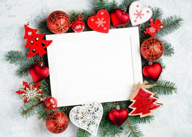 Noel ve yeni yıl çerçeve kompozisyon. Noel süslemeleri boş kopya alanı metin için beyaz zemin üzerine kırmızı renklerde. Kartpostal veya davet için tatil ve kutlama kavramı.