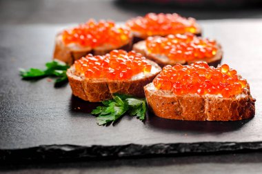 Arduvaz arka plan üzerinde kırmızı havyar. Seçici odak