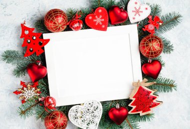 Noel ve yeni yıl çerçeve kompozisyon. Noel süslemeleri boş kopya alanı metin için beyaz zemin üzerine kırmızı renklerde. Kartpostal veya davet için tatil ve kutlama kavramı.