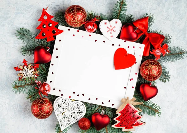 圣诞节或新年框架组成 圣诞装饰在红色颜色在白色背景与空的文本的拷贝空间 节日和庆祝概念的明信片或邀请 — 图库照片