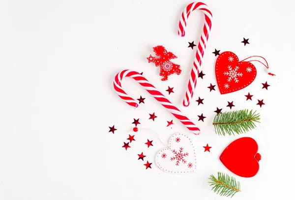 Weihnachtskomposition Mit Tannenzweigen Und Weihnachtsschmuck Auf Weißem Hintergrund Flache Lage — Stockfoto