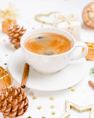 bir Noel tatil masada sıcak kahve fincan. tatiller ve olaylar