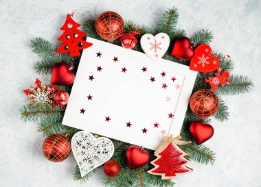 Noel ve yeni yıl çerçeve kompozisyon. Noel süslemeleri boş kopya alanı metin için beyaz zemin üzerine kırmızı renklerde. Kartpostal veya davet için tatil ve kutlama kavramı.