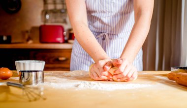 Ahşap masa arkasında kadın elleriyle para kazanmak.