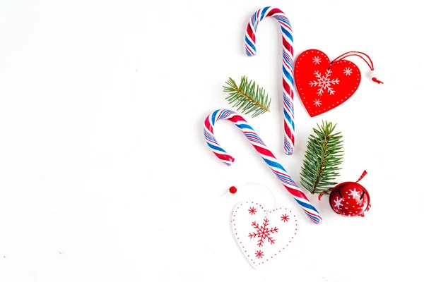 Weihnachtskomposition Mit Tannenzweigen Und Weihnachtsschmuck Auf Weißem Hintergrund Flache Lage — Stockfoto