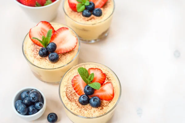 Zelfgemaakte Prachtige Dessert Tiramisu Glazen Versierd Met Aardbei Bosbes Mint — Stockfoto