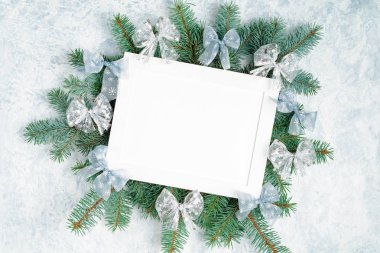 Noel ve yeni yıl çerçeve kompozisyon. Noel süslemeleri boş kopya alanı metin için beyaz zemin üzerine kırmızı renklerde. Kartpostal veya davet için tatil ve kutlama kavramı.