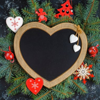 Noel arka plan - dekorasyon ve ahşap bir masa köknar dalı