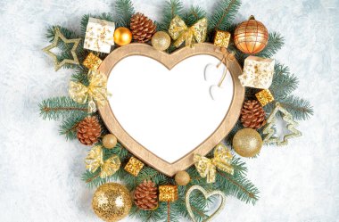 Noel çerçeve bir kalp şeklinde bir yılbaşı ağacı Noel süsleri, dalları tarafından çevrili kopya alanı ile beyaz arka plan üzerinde izole