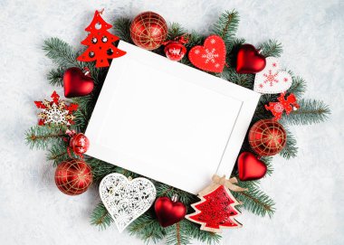 Noel ve yeni yıl çerçeve kompozisyon. Noel süslemeleri boş kopya alanı metin için beyaz zemin üzerine kırmızı renklerde. Tatil ve kutlama kavramı kartpostal veya davet için. üstten görünüm