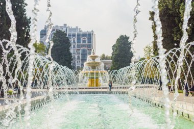 Bakü, Azerbaycan - 22 Eylül 2015: Nizami Caddesi, parlak gece aydınlatması. Bakü Alışveriş Merkezi