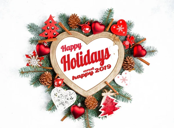 Boas festas e texto feliz 2019 com Holiday Evergreen Branches, moldura na forma de um coração — Fotografia de Stock