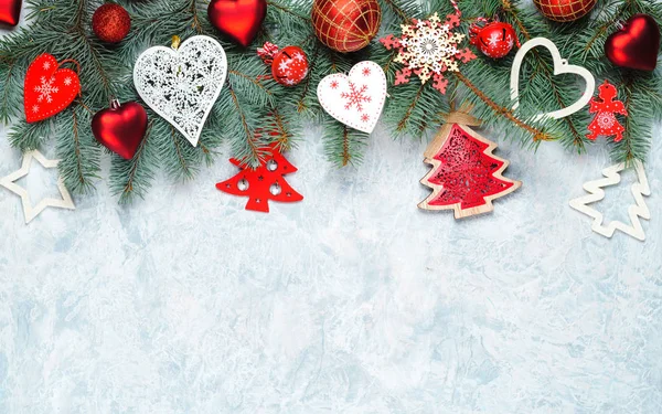 隔离的圣诞节边界, 由红色的新鲜冷杉枝条和装饰品组成 — 图库照片