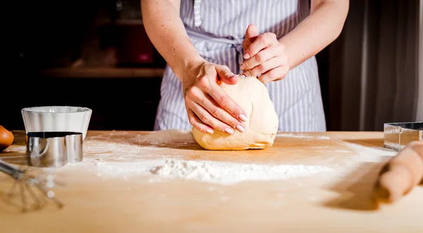 Fazendo Massa Por Mãos Femininas Mesa Cozinha Close — Fotografia de Stock