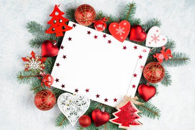 Noel ve yeni yıl çerçeve kompozisyon. Noel süslemeleri ile metin yazabileceğiniz boş kopya kırmızı renklerde. tatil ve kutlama kavramı, üstten görünüm