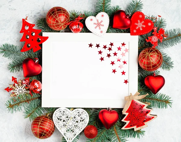 Frohe Weihnachten und ein gutes neues Jahr Karte mit roter Dekoration — Stockfoto