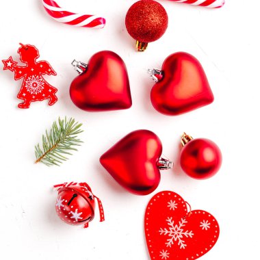 Noel kompozisyonu. Noel hediyeleri, çam dalları, beyaz arka planda oyuncaklar. Düz yatış, üst görünüm