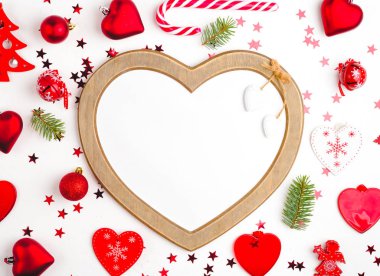 Kopya alanı ile çevrili kırmızı Noel süslemeleri Noel çerçevedir bir kalp şeklinde. Üstten görünüm, düz yatıyordu. Doğa yeni yıl kavramı.