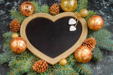 Yeni yıl kompozisyon Noel ağaç dalları ve yılbaşı ağacı süsleri ve üstten görünüm, bir kalp şeklinde bir çerçeve metin, düz için yer yatıyordu
