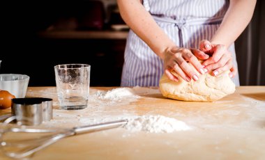 Ahşap masada kadın elleriyle para kazanıyorlar.