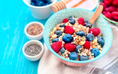 Yüksek proteinli sağlıklı kahvaltı, yaban mersinli karabuğday lapası, ahududu, keten tohumu ve bal.