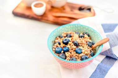 Yüksek proteinli sağlıklı kahvaltı, yaban mersinli karabuğday lapası, keten tohumu ve bal