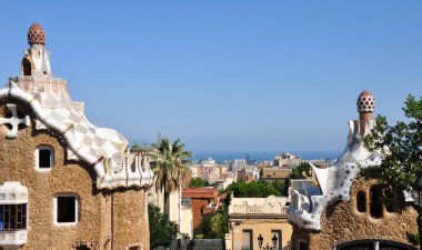Ünlü park Guell mozaik karo panorama ve Barselona şehir manzarası, İspanya
