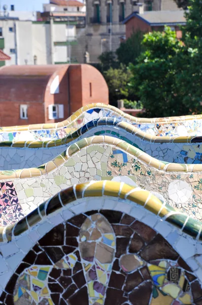 Mosaikkakel Panorama och Barcelona stadsbilden i berömda Park Guell, Spanien — Stockfoto
