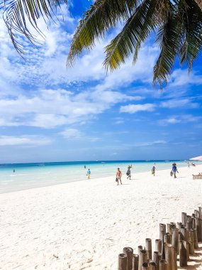 6 Ocak 2018, Boracay, Filipinler, beyaz plaj, istasyon 1, sahilde tipik bir gün, dinlenen turistler sahil boyunca yürüyüş,