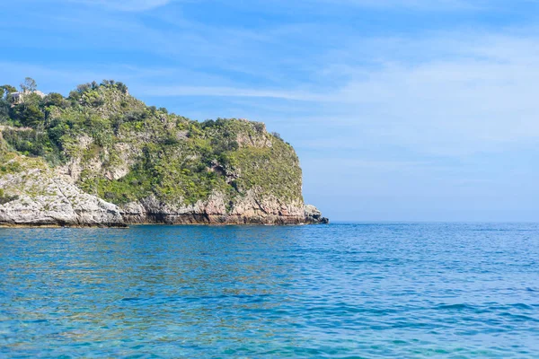 Nézd, az Isola Bella strandjától Taormina, Szicília, Olaszország — Stock Fotó