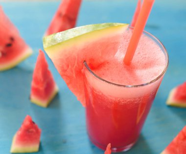 karpuz karpuz kopya alanı ile bir dilim ile bir bardak turkuaz bir arka plan üzerinde ile güler yüzlü