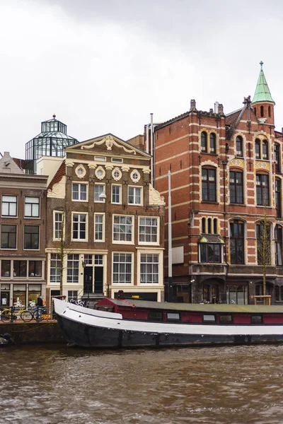 Edificios antiguos en Amsterdam, los Países Bajos — Foto de Stock