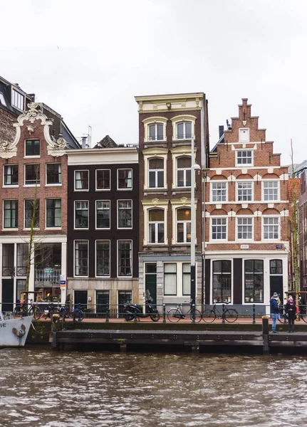 Edificios antiguos en Amsterdam, los Países Bajos — Foto de Stock