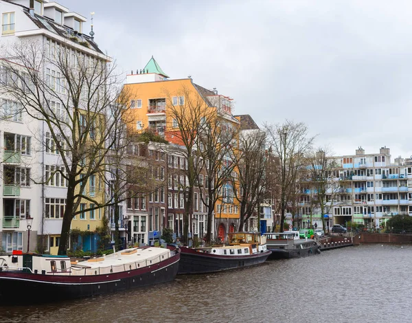 Edificios antiguos en Amsterdam, los Países Bajos —  Fotos de Stock