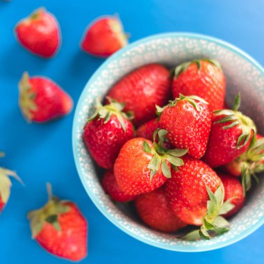Renkli turkuaz kase, üst görünüm sulu, Olgun çilek