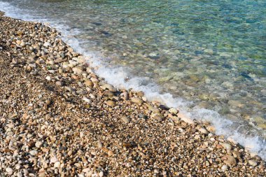 taşlar ve dalgalar ile şeffaf deniz suyu ve alt arka plan