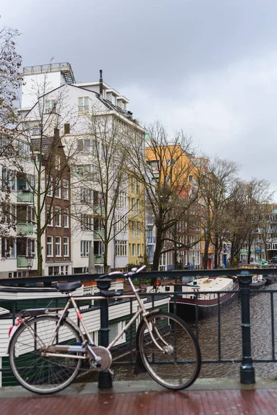 Kolorowe domy i architektura Amsterdamu, Holandia — Zdjęcie stockowe