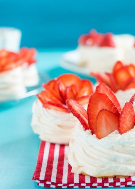 Mavi bir arka planda çilek ile güzel Pavlova kek. Seçmeli odak. Lezzetli tatlı breackfast. Düğün sabahı. Krem ile Meringue.