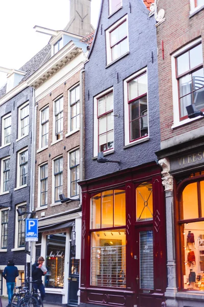 Casas coloridas y arquitectura de Amsterdam, Países Bajos — Foto de Stock