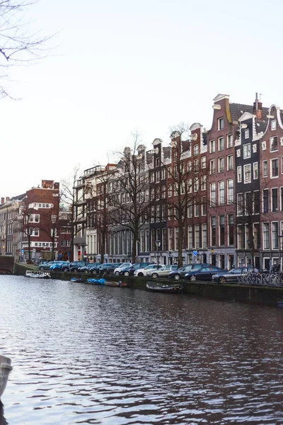Casas coloridas y arquitectura de Amsterdam, Países Bajos —  Fotos de Stock