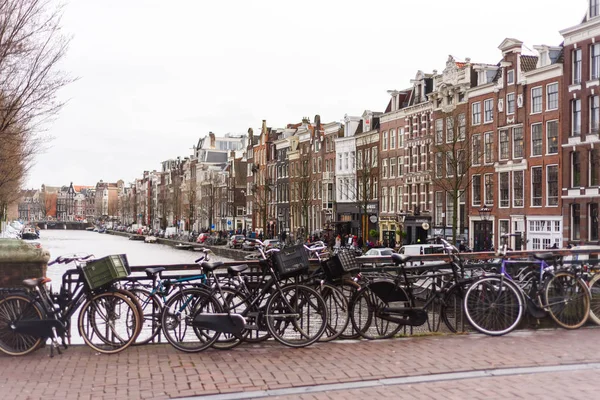 Casas coloridas y arquitectura de Amsterdam, Países Bajos — Foto de Stock