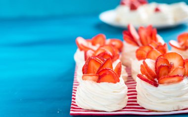 Mavi bir arka planda çilek ile güzel Pavlova kek. Seçmeli odak. Lezzetli tatlı breackfast. Düğün sabahı. Krem ile Meringue.