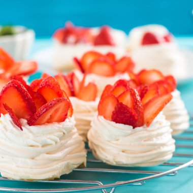 Mavi bir arka planda çilek ile güzel Pavlova kek. Seçmeli odak. Lezzetli tatlı breackfast. Düğün sabahı. Krem ile Meringue.