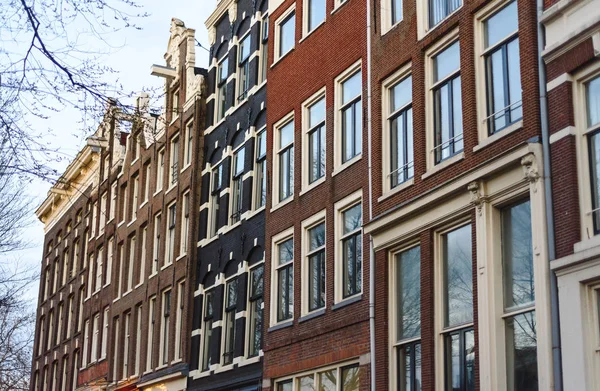 Casas coloridas y arquitectura de Amsterdam, Países Bajos — Foto de Stock