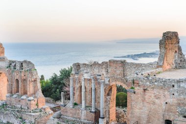 Taormina Sicilya, İtalya, ve içinde belgili tanımlık geçmiş Etna yanardağı Yunan reatre
