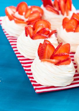 Mavi bir arka planda çilek ile güzel Pavlova kek. Seçmeli odak. Lezzetli tatlı breackfast. Düğün sabahı. Krem ile Meringue.