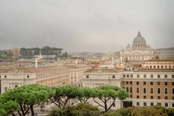 Rome, Italy, Panorama of Rome and view at St. Peter 's Basilica, Vatican, view from Angel Castle, Castel Sant' Angelo . — стоковое фото