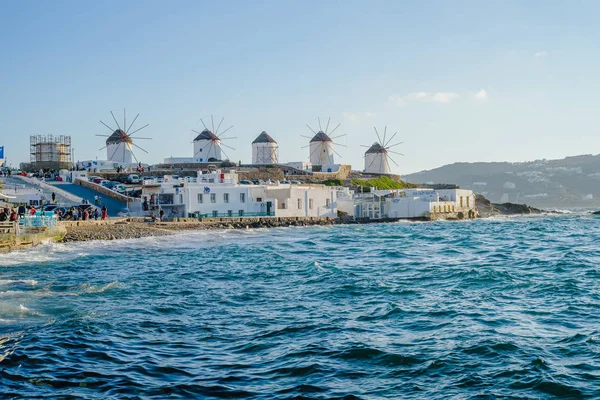 Moinhos na colina perto do mar na ilha de Mykonos, na Grécia - a principal atração da ilha — Fotografia de Stock